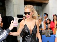 Rita Ora w zwiewnej czarnej sukience